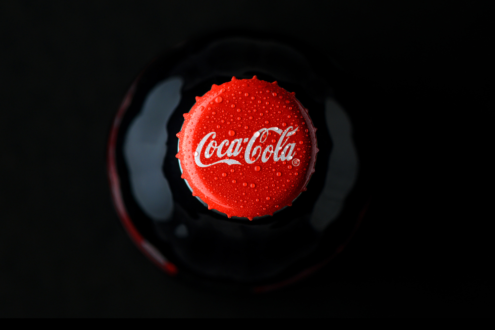 Coca Cola bouchon et bouteille de Coca Cola brouillard avec gouttes d'eau vue du dessus sur un studio d'arrière-plan noir