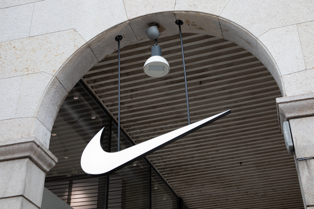 Logo Swoosh de Nike suspendu sous une arche en pierre