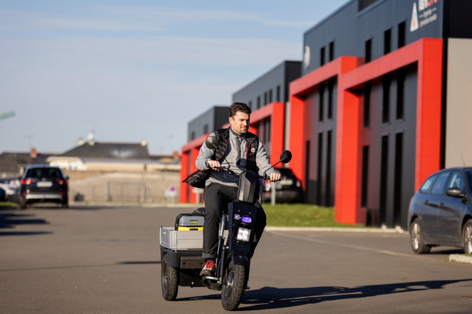 JHOG s’associe à Cobrane pour distribuer les triporteurs