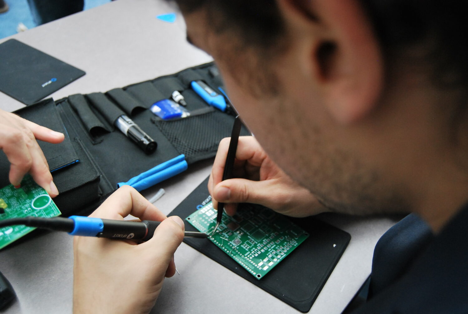 The Repair Academy propose des formations pour lutter contre la pollution électronique