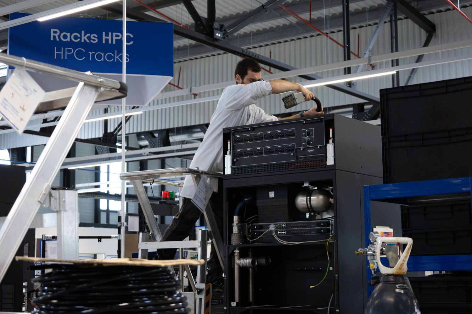 Bull modernise son usine d’Angers pour doubler sa production de supercalculateurs et serveurs d’IA