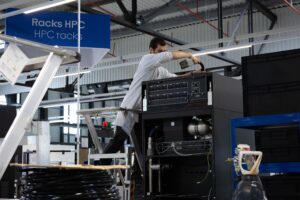 Bull modernise son usine d’Angers pour doubler sa production de supercalculateurs et serveurs d’IA