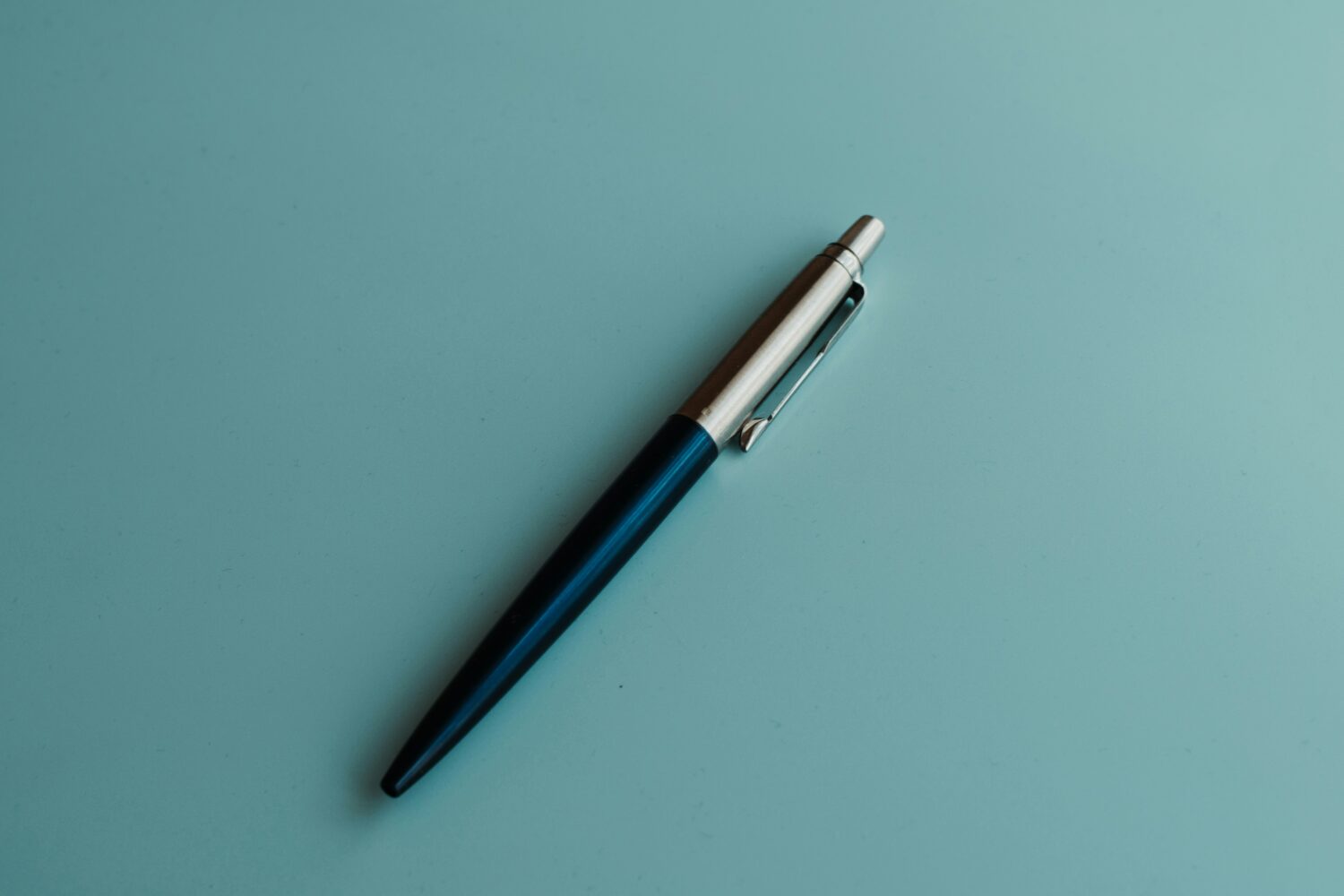 Le stylo publicitaire reste des mois sur le bureau du prospect
